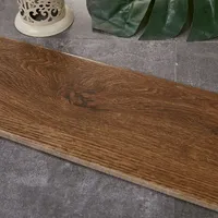 Carreaux de sol en céramique imitation bois 150x800mm, finition mate, antidérapants, fournisseur de carreaux en porcelaine.