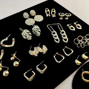 Роскошные золотые серьги в гонконгском стиле ретро по доступной цене, новинка 2023, женские модные дизайнерские металлические серьги-кольца с высоким чувствительностью