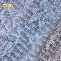 Tissu en maille de dentelle florale gaufrée personnalisée, respirant, ajouré et pailleté pour la tige de chaussures de sport et de mode