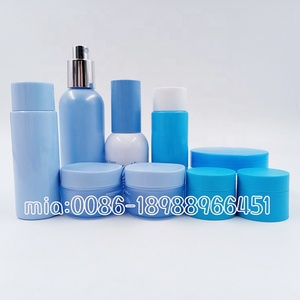 Bộ sản phẩm chăm sóc da cao cấp màu hồng, bao gồm chai sữa dưỡng, chai dầu gội, lọ kem dưỡng tay, chất liệu nhựa, bao bì mỹ phẩm, sản xuất theo yêu cầu. - Product Image 3