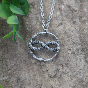 สร้อยคอแม่มดแบบกอธิค ลายงูโอโรบอรอสกินกินหางเอง เครื่องประดับสำหรับผู้ชาย - Product Image 4