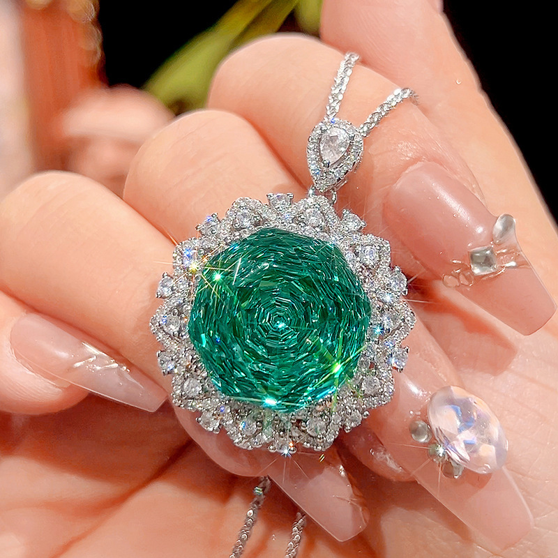 White Gold Parra green pendant with Chopin chain