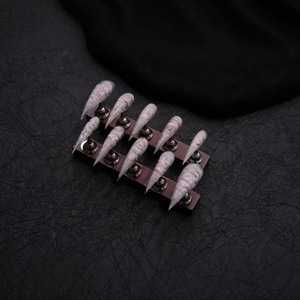 Faux ongles press-on faits main, longs, forme stiletto, rose nude ombré, motif patte de chat et patte de dragon, pour le quotidien et les soirées. - Product Image 4