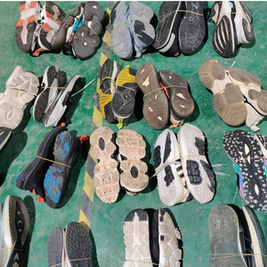 Scarpe Sportive Usate di Marca Importate all'Ingrosso per la Vendita a Dubai, per Calcio, Corsa, Donna, Uomo, Bambino, in Balle - Product Image 3