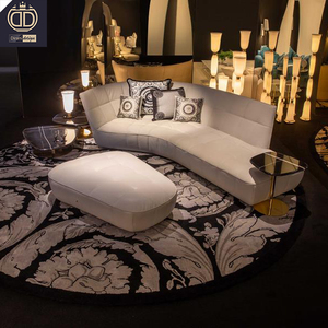 Sofá de Cuero Profundo con Decoración Metálica de Cabeza de Diosa Mitológica, Diseño Moderno para Salón Boutique en Apartamento Penthouse de Lujo - Product Image 1
