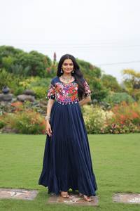 Vestido Reyon de 3 capas con Kutchi Gamthi Work para Navratri, cuello redondo, espalda, volantes, estilo indio - Product Image 4