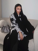 Abaya de luxe noire Hafizah, Kaftan de Dubaï, élégante robe longue ouverte pour femmes musulmanes, avec patchwork de dentelle blanche contrastante, style kimono modeste