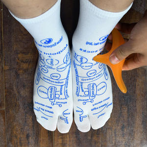 Calcetines de urdimbre ODM Health Care con palos de masaje de pies Tai Chi separación de dedos cuerpo acupresión meridiano mujeres calcetines de masaje - Product Image 1