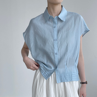 Chemisier court sans manches plissé à col en V en tissu tissé décontracté Design Sense pour femme avec effet châle haut de gamme et logo frontal