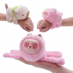 ถุงสุ่มของเล่นน่ารัก สายรัดข้อมือรูปสัตว์ตลก ตุ๊กตาสัตว์นุ่มนิ่มสำหรับเด็ก สายรัดข้อมือแบบตบติด ตุ๊กตาขนนุ่ม ของเล่นเพื่อนสนุก ผ้าตาข่าย นุ่มมาก - Product Image 1