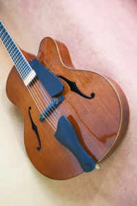 Guitarra Eléctrica Artesanal de 17 Pulgadas con Mástil de Arce, Cuerpo Hueco de Caoba Sólida, Tapa de Abeto, Estilo Violín, Personalizada Profesionalmente con Tapa de Ébano - Product Image 5