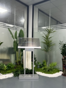 Pantalla Holográfica Digital OLED Transparente de Doble Poste para Suelo, con Animaciones Gráficas para Centros Comerciales y Tiendas Minoristas - Product Image 1