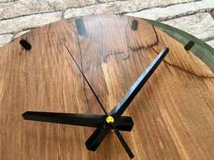 Horloge murale en résine et bois artisanale, décorative, durable, fonctionnelle, élégante et raffinée, idéale pour le salon - Product Image 3