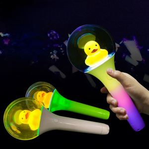Barra Luminosa LED con Modo 3D, Logotipo Personalizado, 15 Colores RGB, Material Plástico, Luz Portátil para Clubes de Fans - Product Image 4