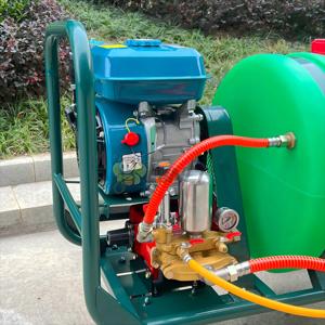 Spruzzatore Agricolo in Plastica ad Alta Produttività da 100L, Montato su Trattore, con Barra Nebulizzatrice, Motore <span class=keywords><strong>a</strong></span> <span class=keywords><strong>Benzina</strong></span> e Pompa - Product Image 4