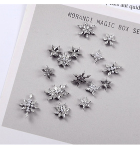 5 ชิ้น จี้ตกแต่งเล็บรูปเกล็ดหิมะประดับเพชรประกายระยิบระยับสำหรับตกแต่งเล็บในฤดูหนาว - Product Image 3