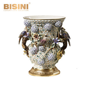 Splendido <span class=keywords><strong>tavolo</strong></span> da scacchi in stile <span class=keywords><strong>barocco</strong></span> francese, intagliato a mano, in rame puro, porcellana bianca e nera e ottone, con due sgabelli piccoli. - Product Image 3