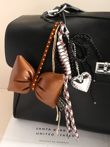 Breloque de sac élégante multi-pièces avec nœud en cuir marron mignon, sangle tissée pied-de-poule et cœur argenté brillant, porte-clés anti-perte - Product Image 3