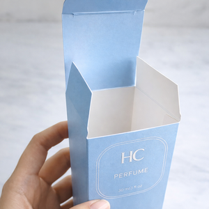 Boîte à parfum de luxe en carton rigide pliable avec logo en relief et insert en satin pour l'affichage en magasin - Product Image 3