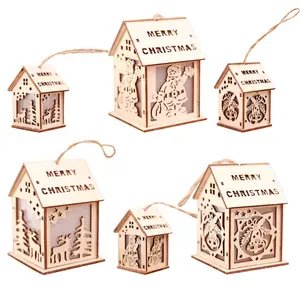 圣诞树挂饰品带领可爱的木质房子与蜡烛灯