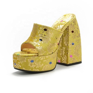 Sandales dorées style gothique pour femme, broderie florale, bout carré, talon épais, plateforme haute - Product Image 1