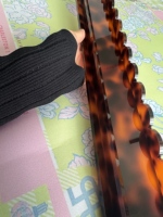 Supports et pousseurs de Mahjong magnétiques festonnés de luxe moderne en acrylique écaille de tortue de 20 pouces pour soirées Mahjong féminines