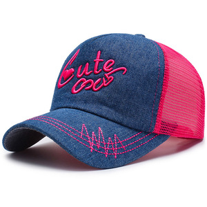 Casquette Trucker Bicolore Jean Rose Vif, Broderie Motif Vache Mignonne, 6 Panneaux Bord Courbé Été, Usine Certifiée BSCI, Vente en Gros - Product Image 1