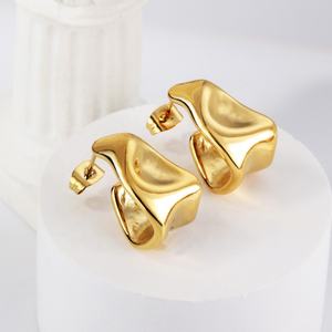 Elegantes Pendientes de Aro Geométricos Irregulares en Forma de Círculo, Chapados en Oro PVD de 18K, de Acero Inoxidable Hipoalergénico, Modernos y con Diseño Trenzado - Product Image 1
