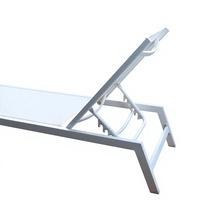Chaise longue d'extérieur élégante avec cadre argenté et dossier multi-positions en maille blanche pour piscine, patio et jardin