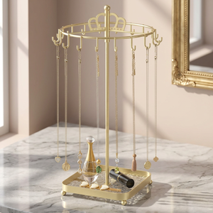 Exhibidor de Joyería Rectangular Giratorio Vintage con Acabado Dorado y Cadenas Colgantes para un Almacenamiento Elegante - Product Image 5