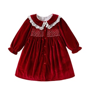 Autunno inverno abito da ragazza a manica lunga con collo in pizzo in velluto dorato con bottoni per bambini abiti natalizi per bambini Stock - Product Image 1