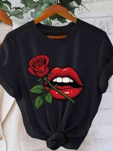 T-shirt bianca da donna a maniche corte con scollo rotondo, stampa romantica di rose e labbra, vestibilità ampia e casual, top versatile per tutte le stagioni - Product Image 3
