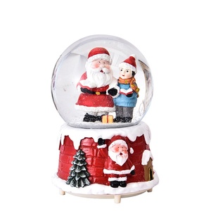 Ornamento Creativo Ecologico in Resina con Palla <span class=keywords><strong>di</strong></span> Cristallo e Vecchietto, Figurina LED Musicale Natalizia con Fiocco <span class=keywords><strong>di</strong></span> <span class=keywords><strong>Neve</strong></span>, Modello Dipinto Artigianale - Product Image 5