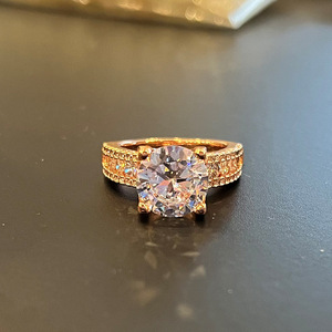 Anello di fidanzamento traforato con pavé per donna, elegante gioiello da dito alla moda - Product Image 1