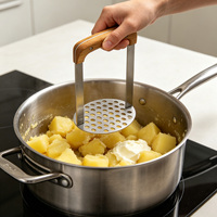 Keukenhulp voor aardappelpuree, babyvoeding, pompoen- en bananenpuree, aardappelstamper van roestvrij staal met houten handvat