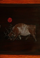 Lukisan Layar Lima Banteng Ukiran Tangan dari Kayu Cendana Tua dengan Warna Kontras dan Pola Bunga Burma yang Dekoratif