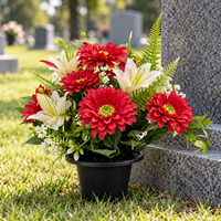 Fleurs artificielles funéraires dans un pot noir, arrangement mixte marguerite et lys pour la décoration des tombes et des monuments funéraires