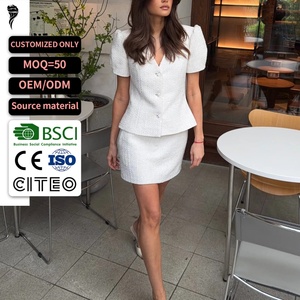 Ensemble 2 pièces en tweed blanc pour femmes, veste à col en V et manches bouffantes, jupe courte à boutons en strass, tenue élégante pour le bureau - Product Image 1
