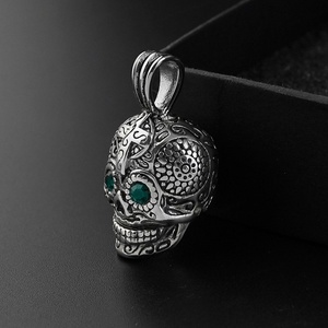 Collar con Colgante de Calavera de Acero Inoxidable con Cuentas Verdes para Hombre, Estilo Punk - Product Image 3