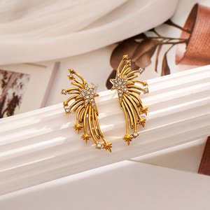 Pendientes de acero inoxidable con alas de cristal y diseño de estrella, chapados en oro de 18k, para mujer, uso diario. - Product Image 4