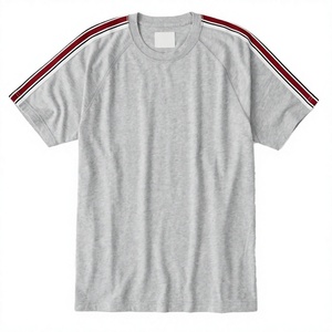เสื้อยืดผู้ชายแขนราแกลน ผ้าฝ้ายถัก 100% ย้อมสีสำเร็จรูป ป้องกันการเป็นขุย แต่งแถบสีเทาแดงตัดกัน คอกลม สไตล์ไฮสตรีท - Product Image 1