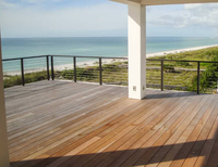 Système de garde-corps de terrasse avec câble métallique, balustrade noire et main courante en bois