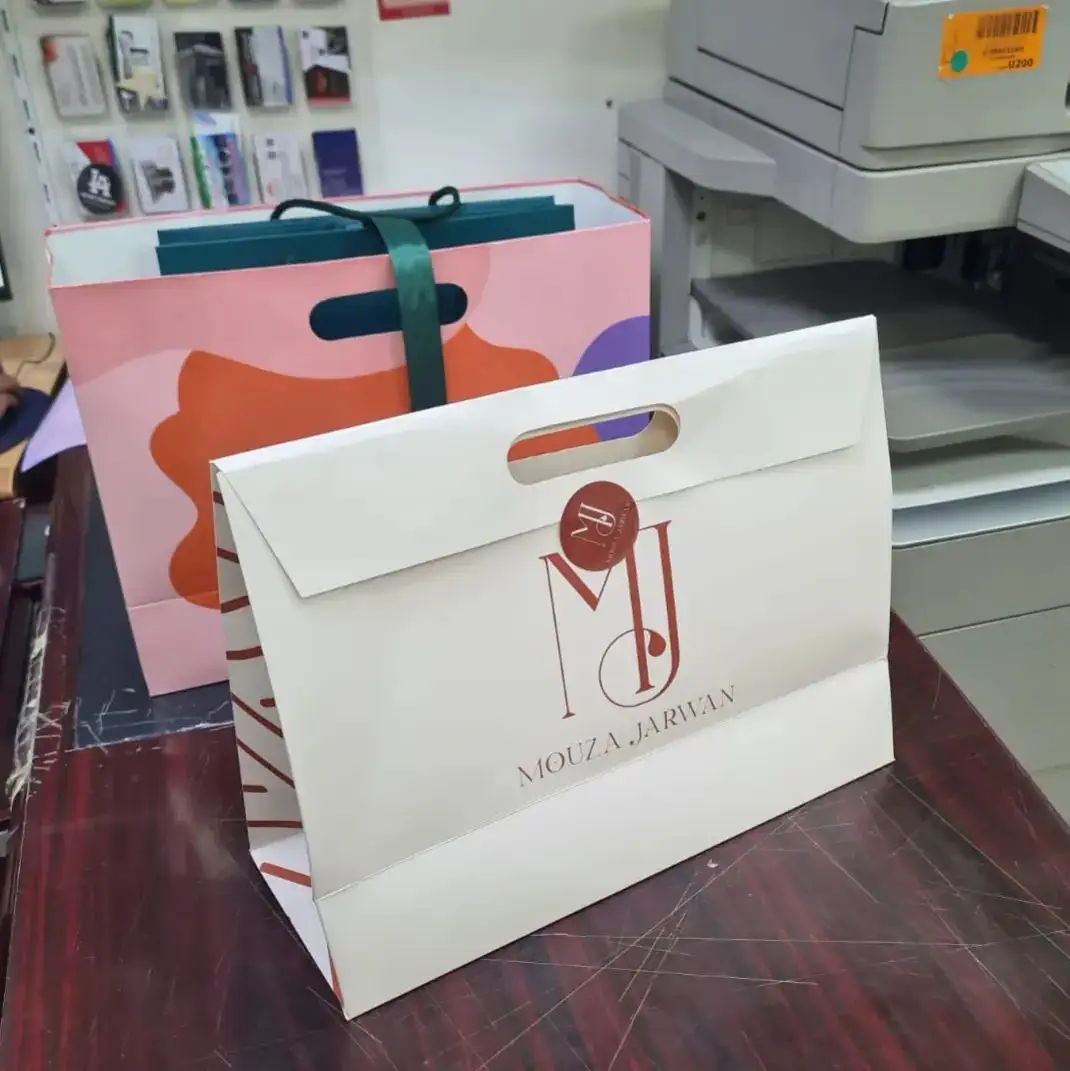 Oem özel Logo lüks büyük sıcak pembe hediye taşıma beyaz karton kağıt butik mücevher alışveriş çantası şerit kolu ile