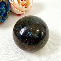 Sphère de cristal d'astrophyllite naturelle 6-10 cm, boule de guérison polie avec lumière réfléchissante pour la décoration de la maison