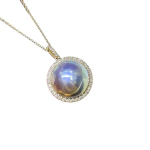 Collar de Lujo para Mujer Wonderland con Colgante de Perla Akoya G18k de 16.5-17mm, Color Púrpura, Halo de Diamantes Redondos y Cadena de Oro - Product Image 5