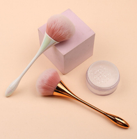Pinceau à poudre luxueux en or rose avec des poils roses - Design élégant en forme de sablier pour le maquillage du visage et des yeux
