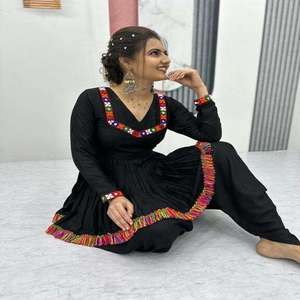 Dhoti Kediyu spécial Navratri pour femmes en coton rayonne noir avec style Kediyu évasé traditionnel gujarati, tenue de danse ethnique - Product Image 2