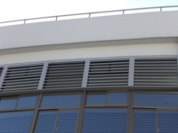 Volets en aluminium horizontaux modernes et écologiques pour projets hôteliers et industriels, persiennes extérieures, décoration de fenêtres.