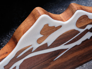 Planche à charcuterie en bois <span class=keywords><strong>de</strong></span> forme <span class=keywords><strong>montagne</strong></span> sur mesure, plateau <span class=keywords><strong>de</strong></span> service en noyer, incrustation époxy <span class=keywords><strong>fromage</strong></span>, viande, plateau <span class=keywords><strong>de</strong></span> fruits, - Product Image 3