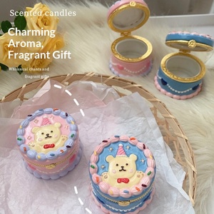 Ensemble cadeau de bougies aromatiques parfumées à la crème Blush Bear, mignonnes et joyeuses, dans un pot en céramique - Parfum d'ambiance pour la maison - Product Image 3